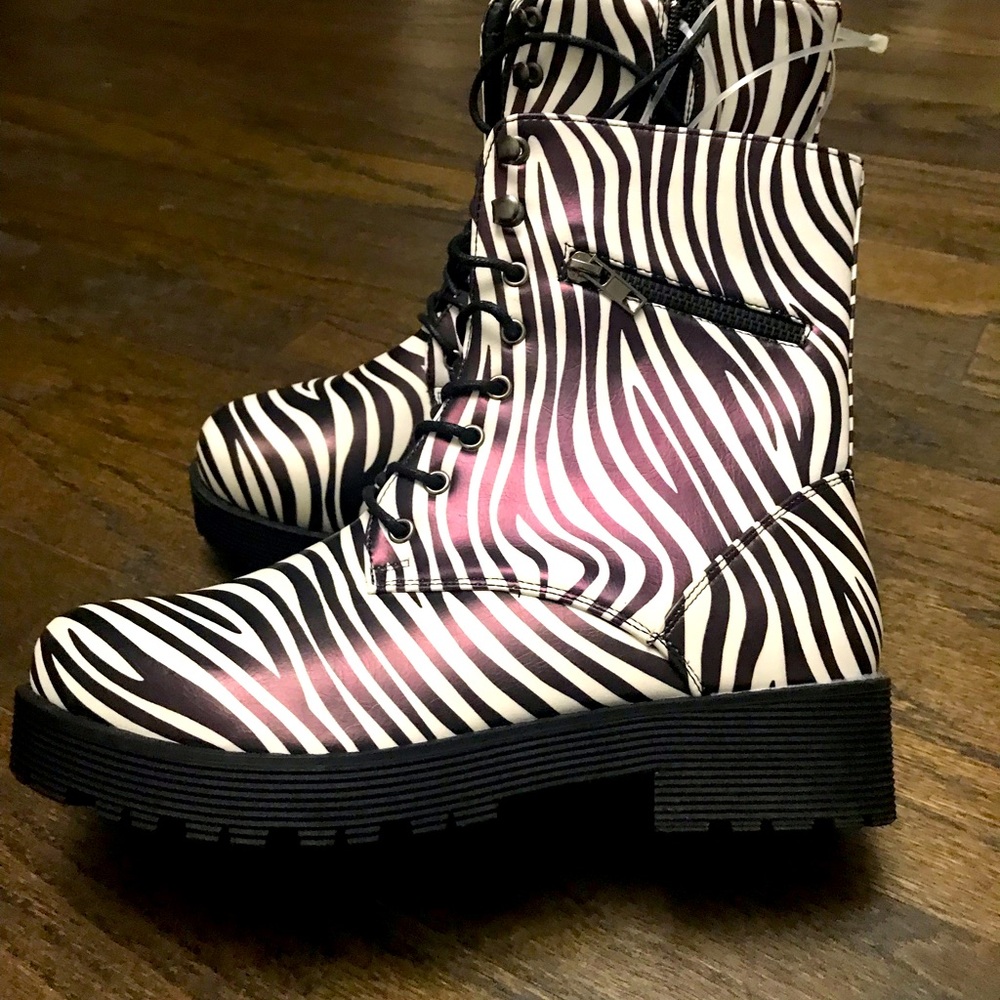 CINAK WOMEN COMBAT ANKLE BOOTS WITH ZIPPER SIDE POCKET. NEW. EASY WEAR. SIZE 8